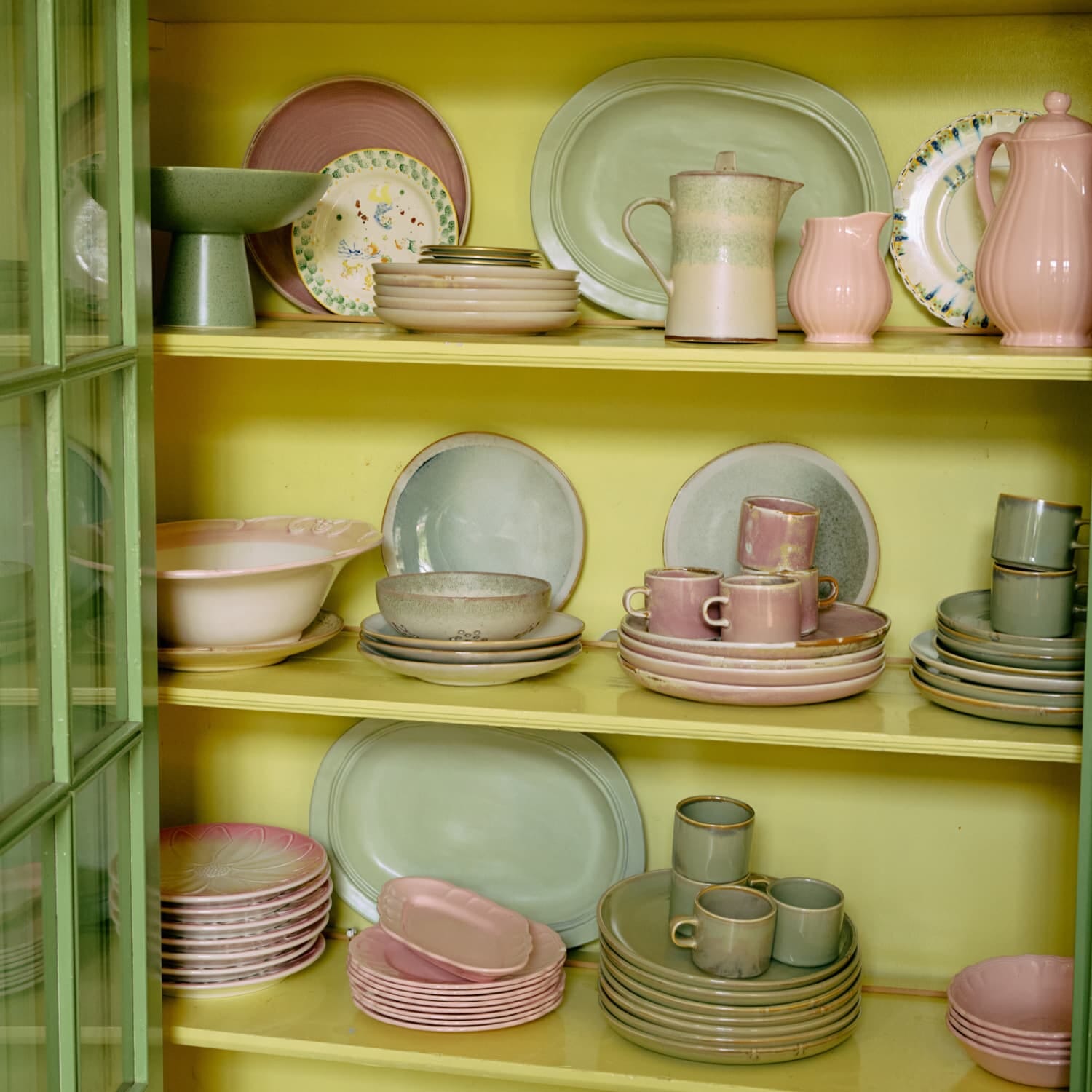 New Classics Mint serveringsfat i keramikk vist sammen med annet serviset i serien New Classics fra HK Living