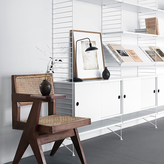 String gulvreol med hyller til arbeidsplass i hjemmekontor