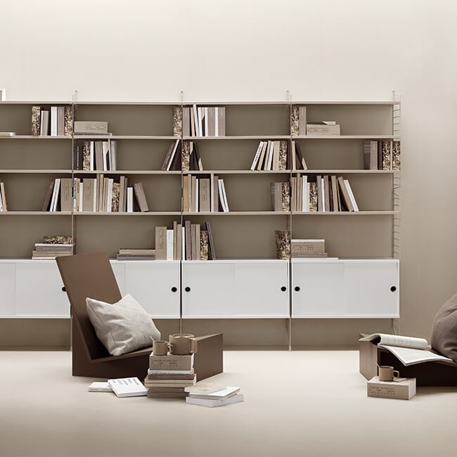 String gulvreol brukt som oppbevaring i stue