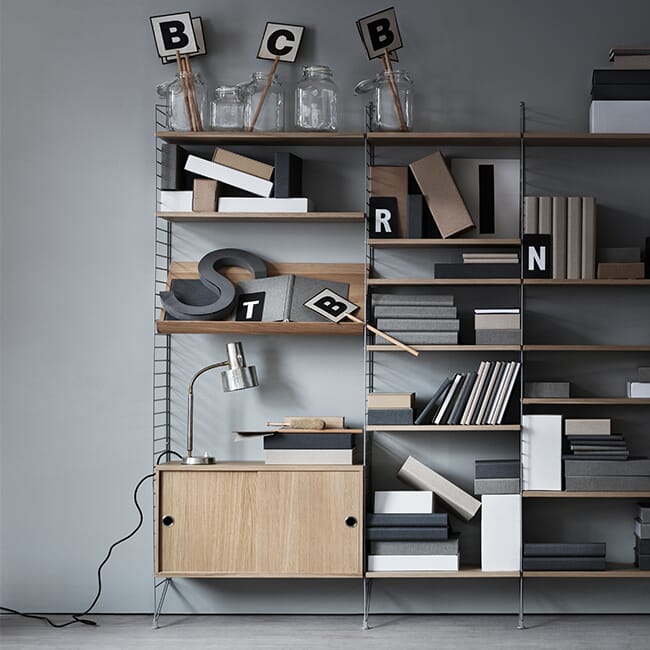 String gulvreol brukt som oppbevaring i hjemmekontor