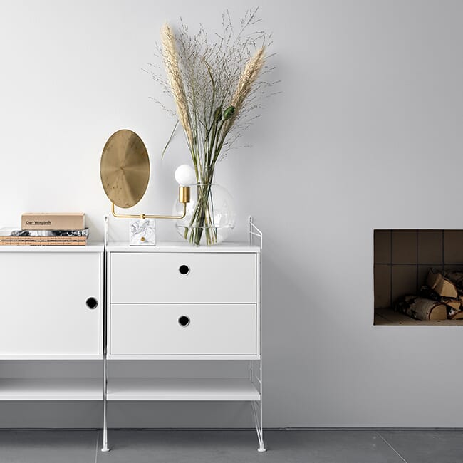 String gulvreol i hvit med skuffer brukt som lav oppbevaringsløsning