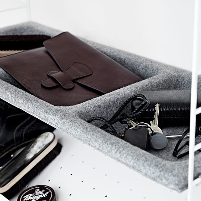 String skohylle detalj av grå skålhylle med oppbevaring av nøkler, briller og en liten veske.