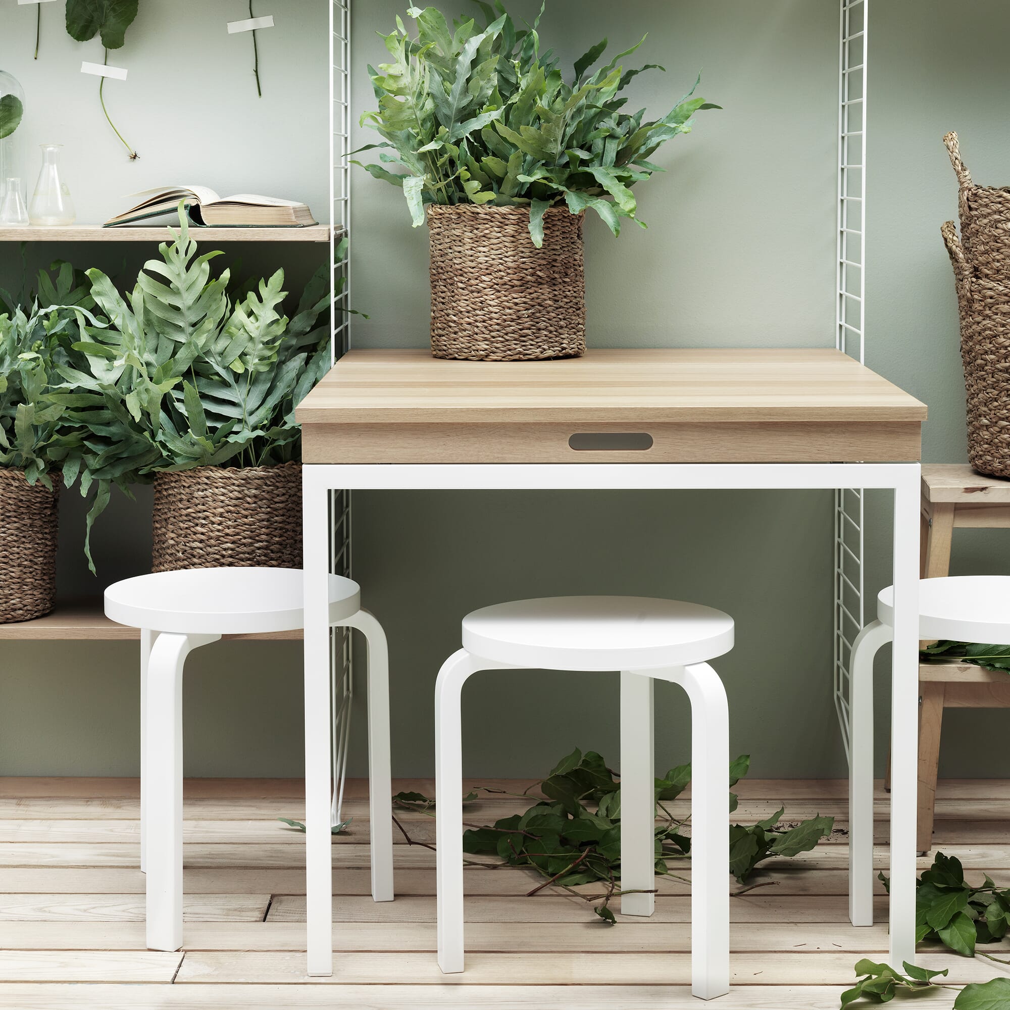 Sammenleggbart String-bord brukt som spisebord i lite kjøkken