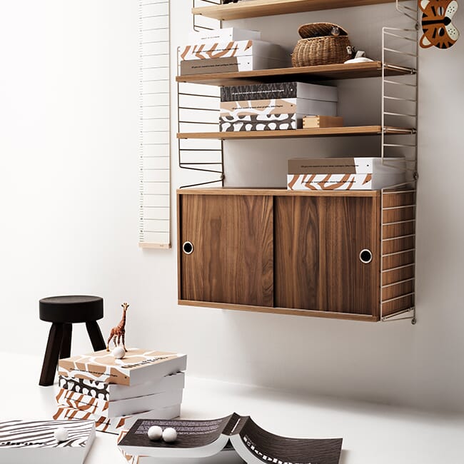 Vegghengt String veggreol 80 × 100 i varmt treverk stylet med oppbevaring og dekor