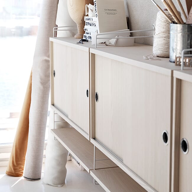 Vegghengt String veggreol og dekor