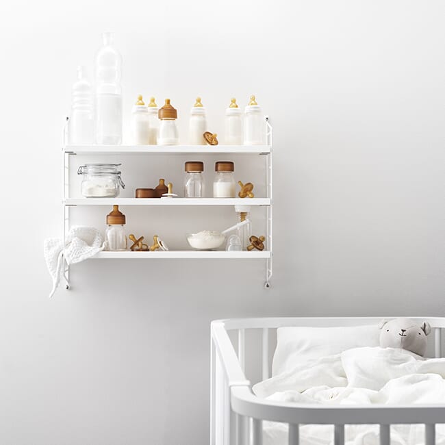 String Pocket hvit hylle med oppbevaring av babyutstyr på soverom