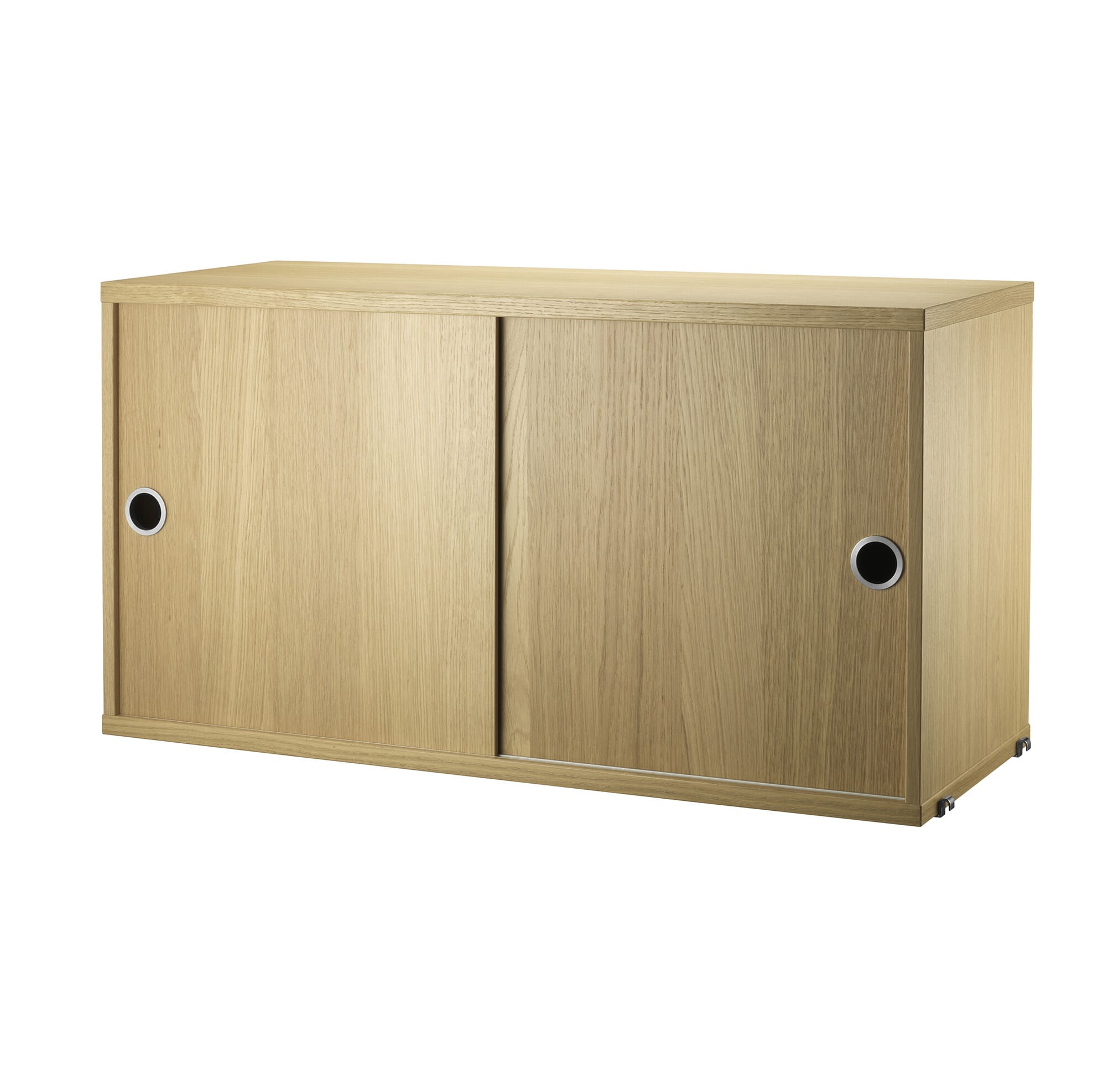 String skap til veggreol i tre