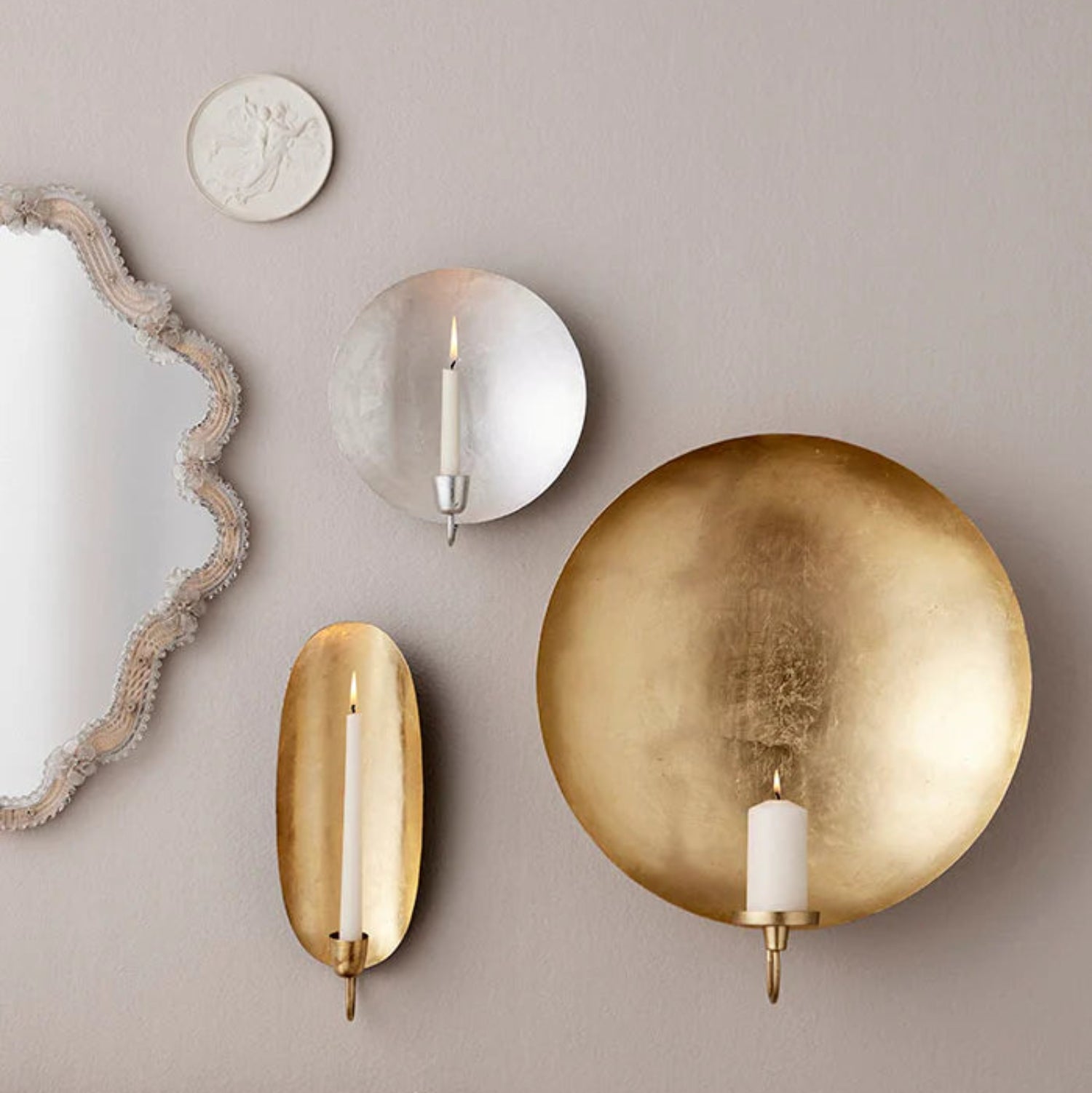 Vegglysestake Silver paa veggen sammen med lignende vegglysestaker