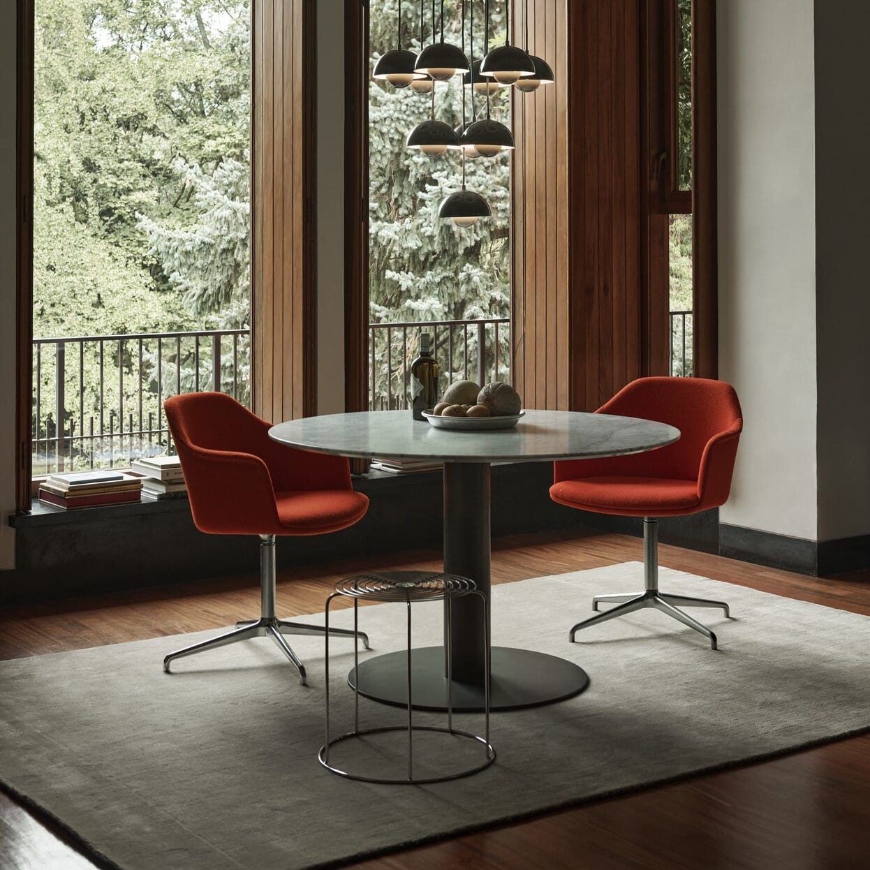 Wire Stool VP11 brukt som ekstra sitteplass ved spisebord i marmor