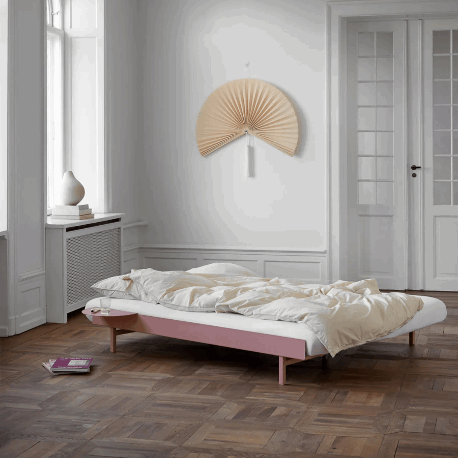 MOBEBE Bed i rosa pulverlakkert stål plassert midt i rommet