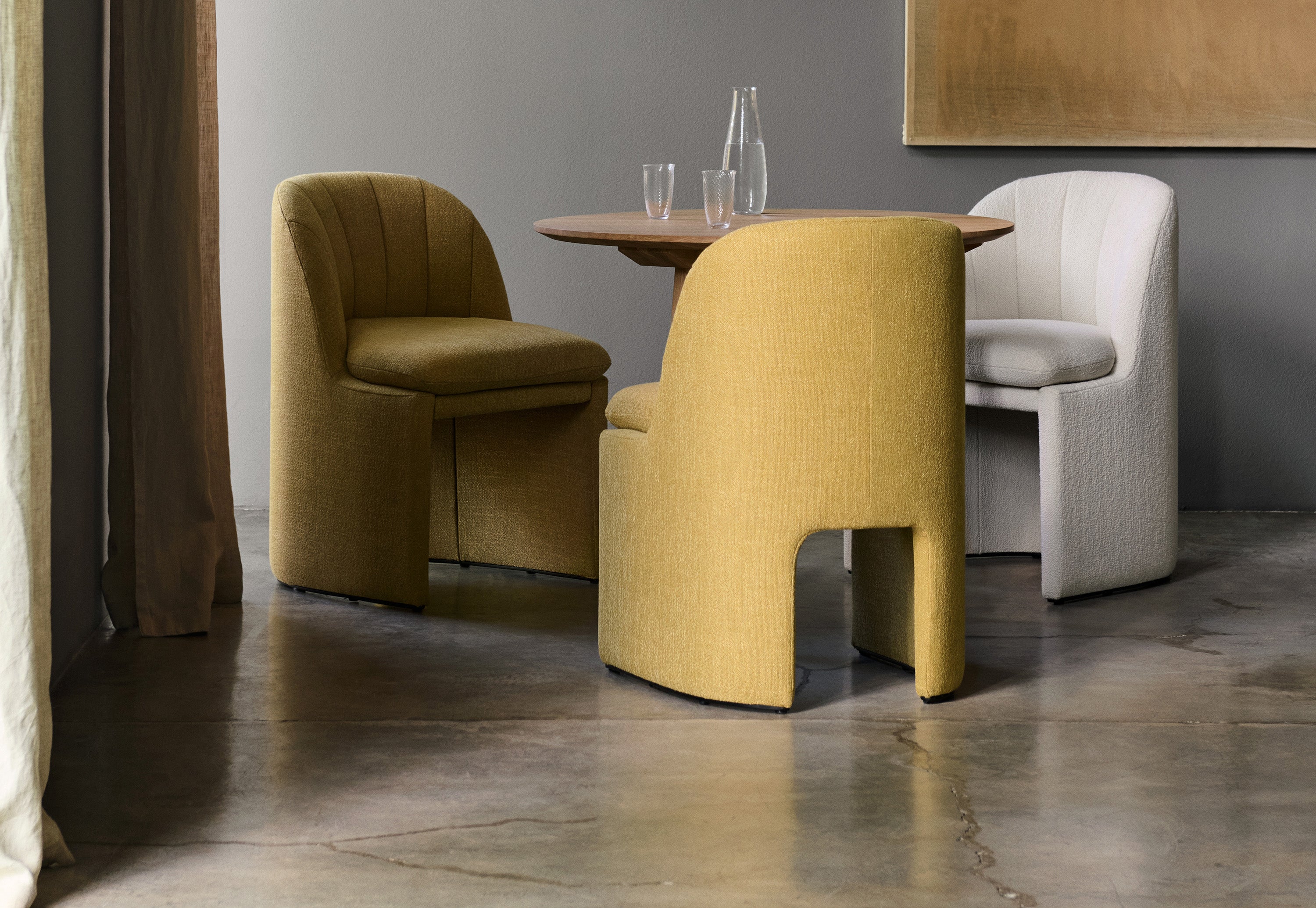 Moderne spisestue med spisebord i eik, matchende spisestoler og benk i skandinavisk design.