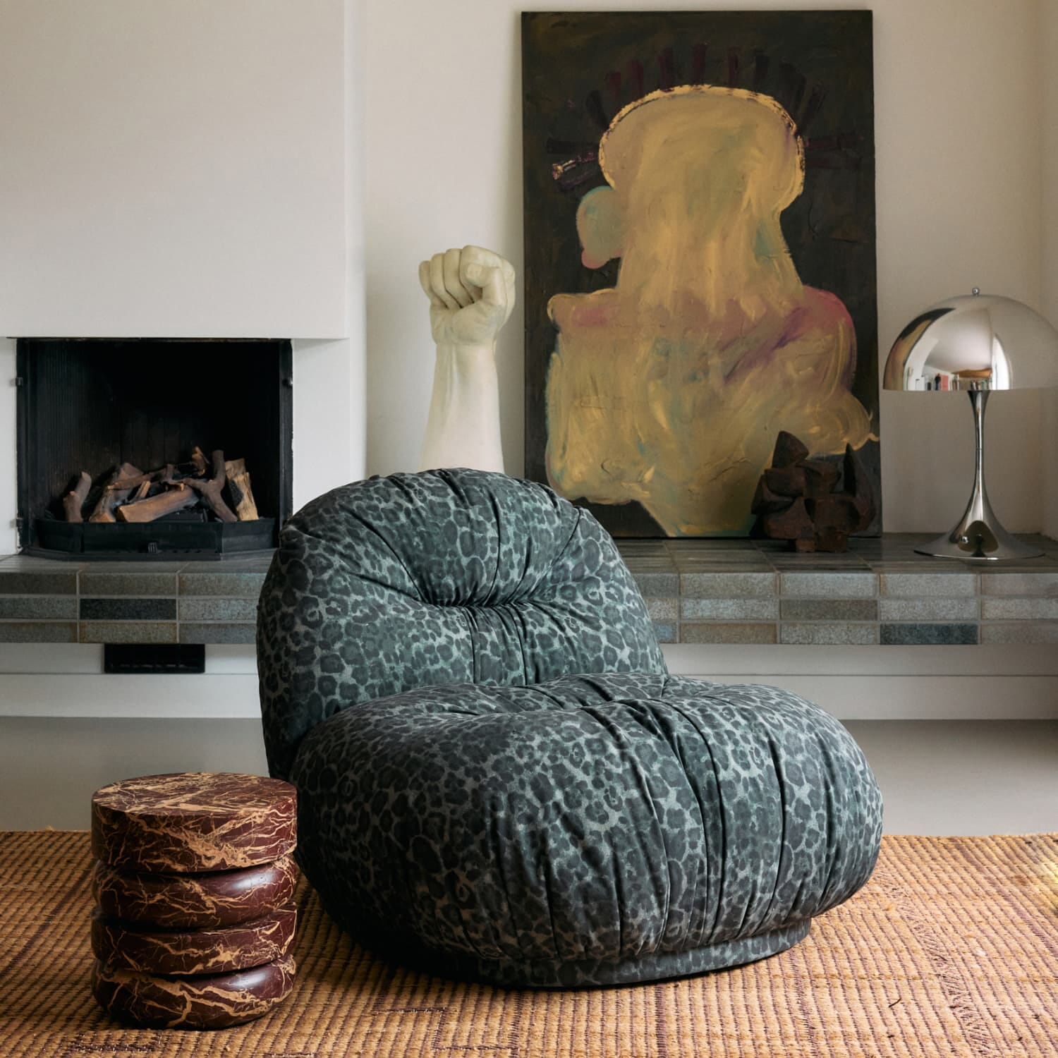 Brun designklassikeren Lille Petra lenestol i saue ull stoff i en klassisk stue