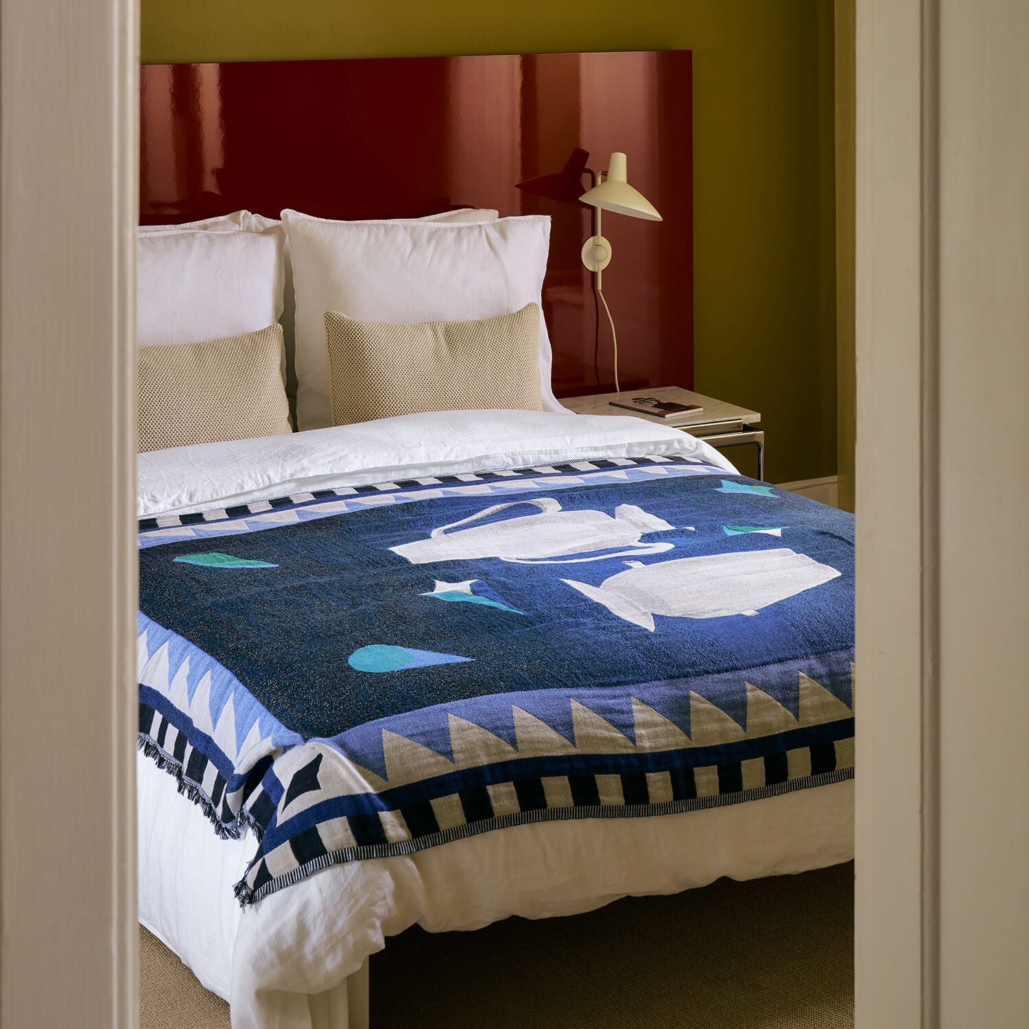 Sengeteppe i blå toner på seng