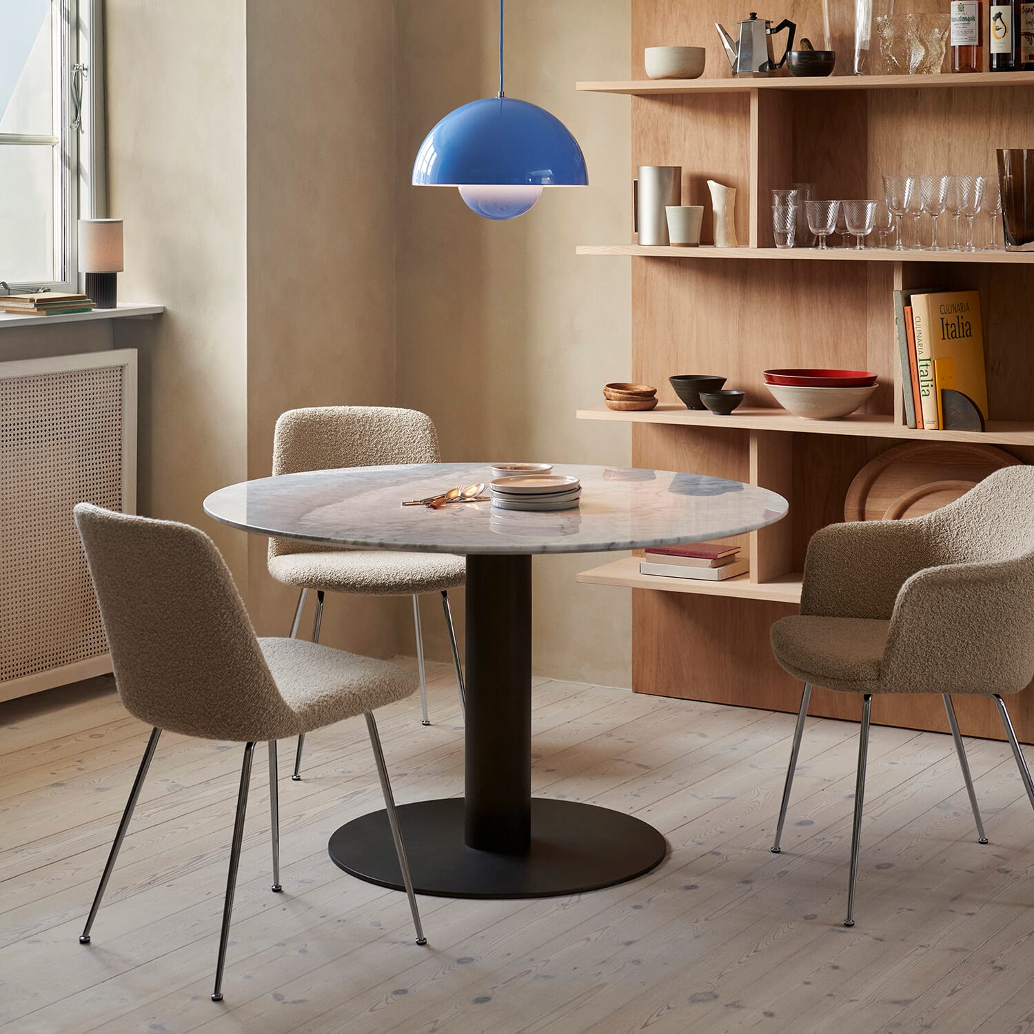 Rektangulært spisebord i lys tre av eik med matchende benk og stoler i skandinavisk design.