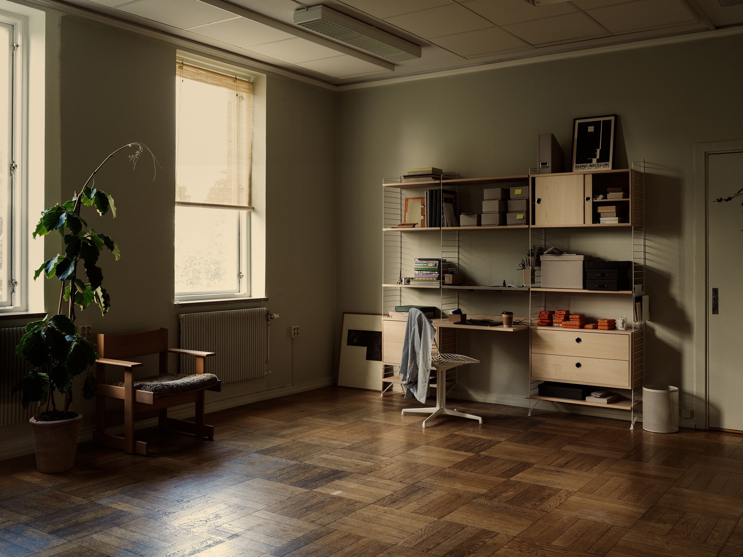 String hylle med skrivebordsplate