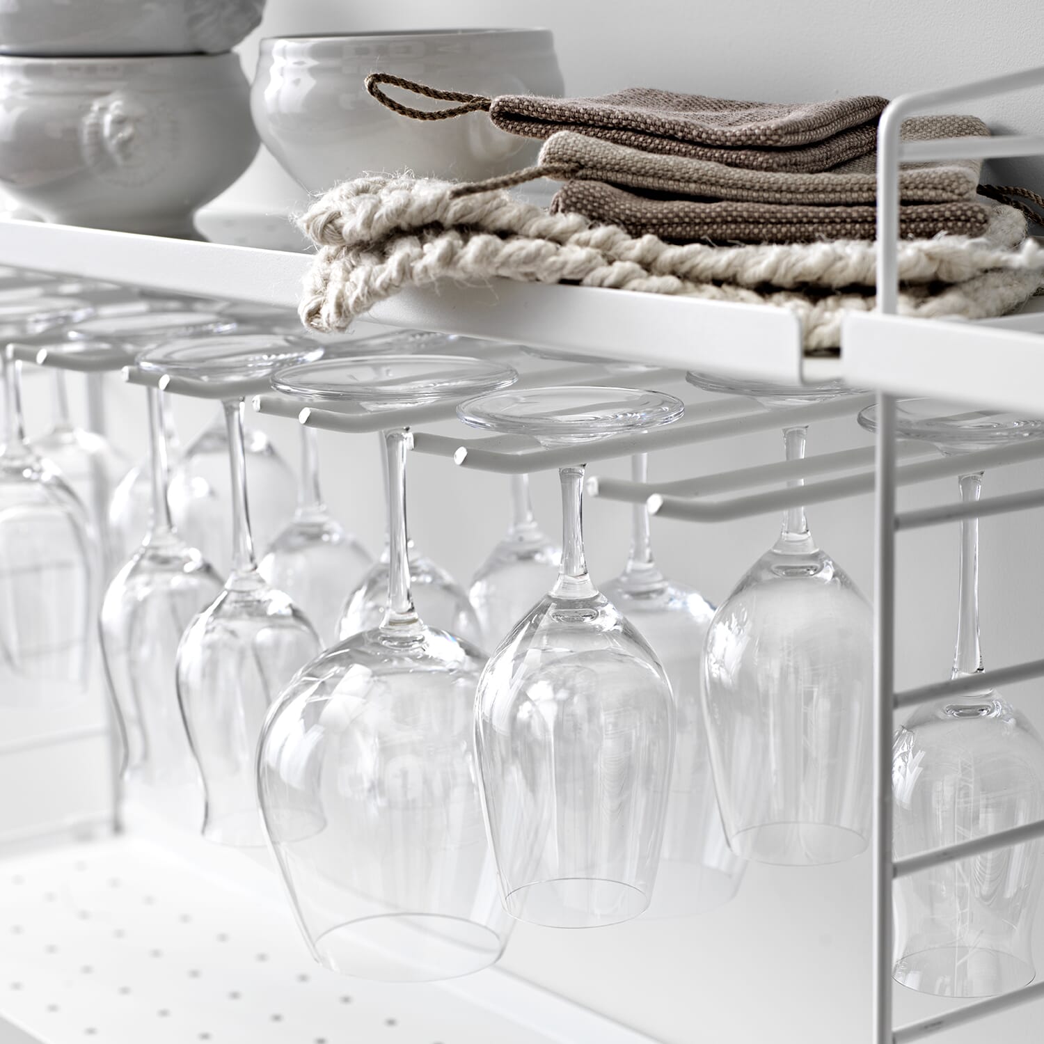 String organiserings­tilbehør med hengende vinglass