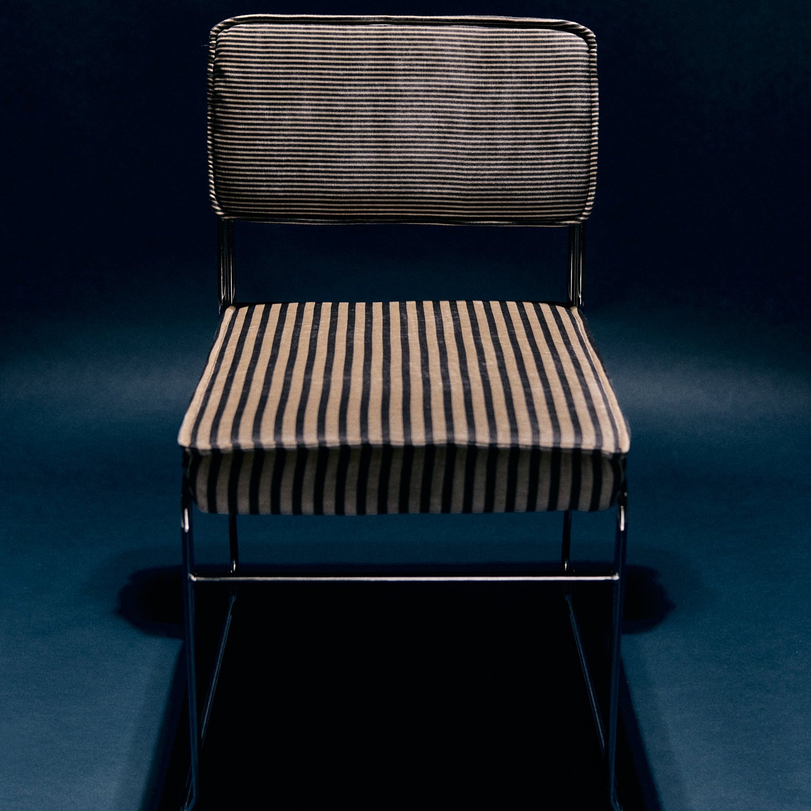 Spisestol Endless Stripe Monochrome