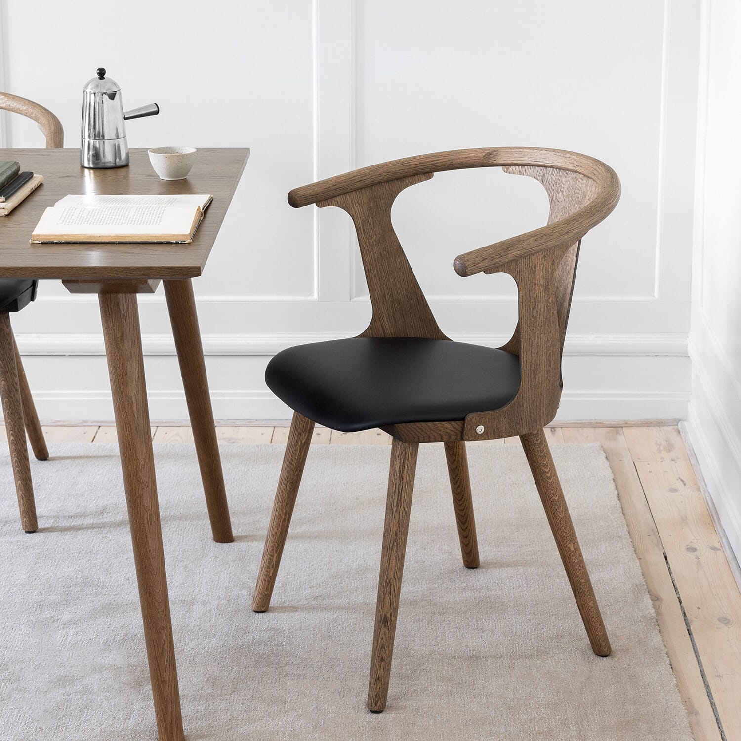 2 stk | In Between Stol SK2 Røkt Eik/Svart Skinn - Bilde 2