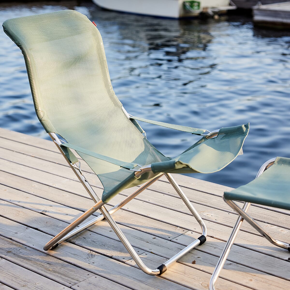 Fiesta Solstol Texfil Sage Green på en brygge