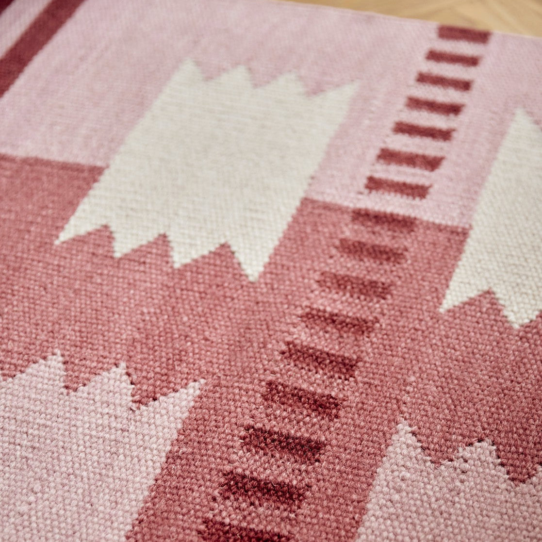 Gulvteppe Rollakan Iris Raspberry