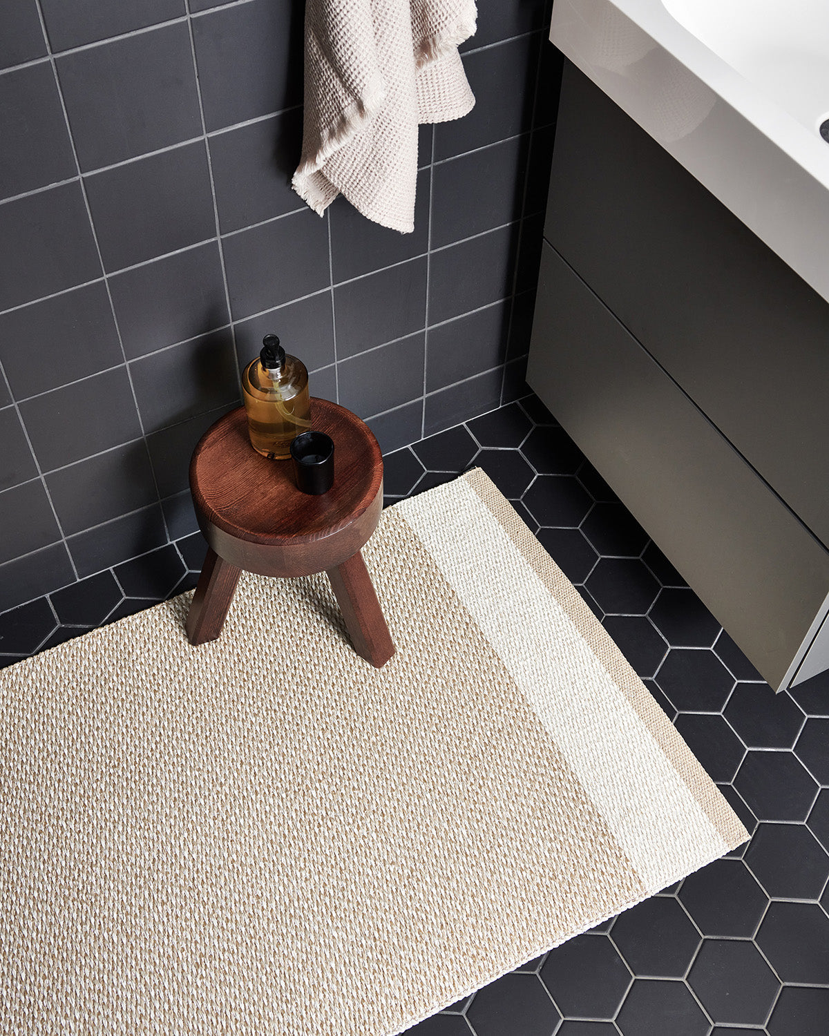 Pappelina Edit Beige på badegulvet