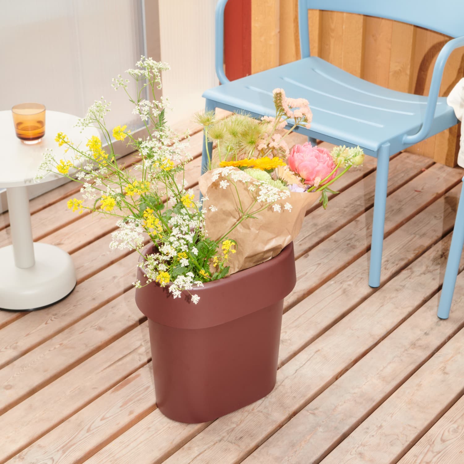 Reduce Paper Bin i dark red fra Muuto brukt som avfallsbeholder