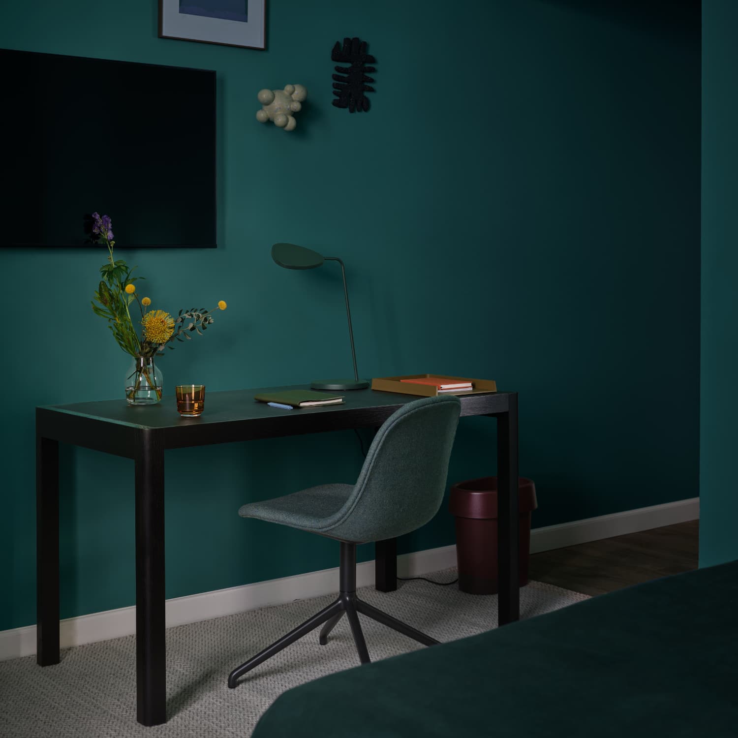 Reduce Paper Bin fra Muuto brukt i moderne arbeidsmiljø