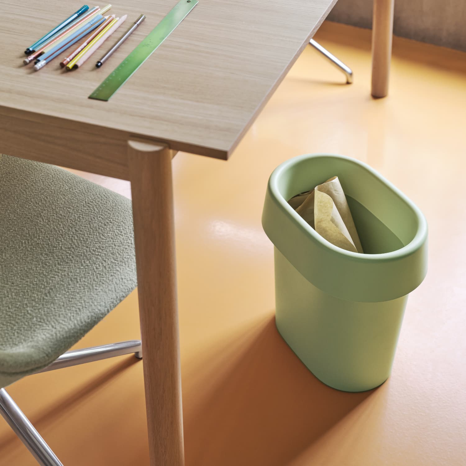 educe Paper Bin i light green fra Muuto – papirkurv for kontor og hjem