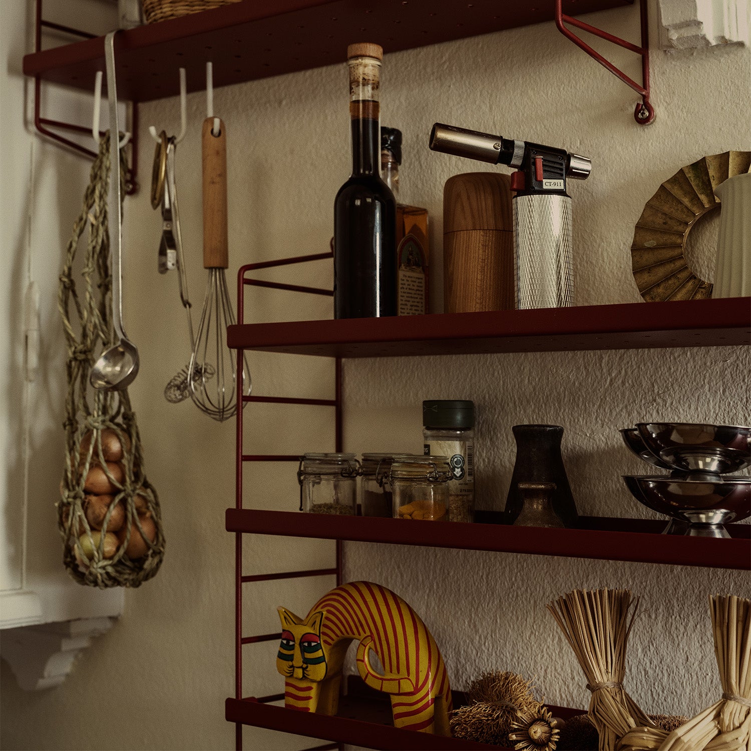 String Pocket Hylle Metall Oxtorgsrød