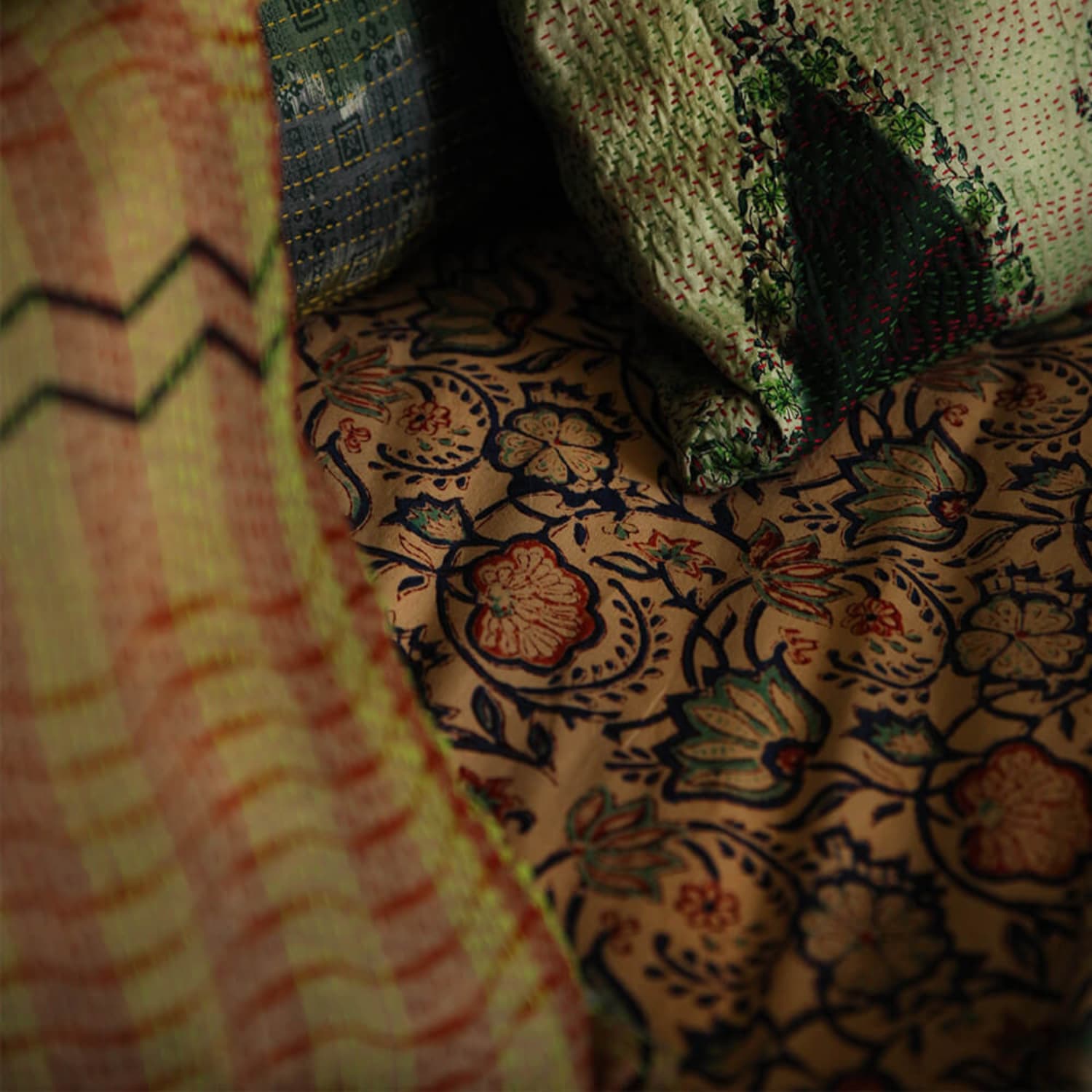 Detalj mønster sengeteppe Bluebell fra Doing Goods