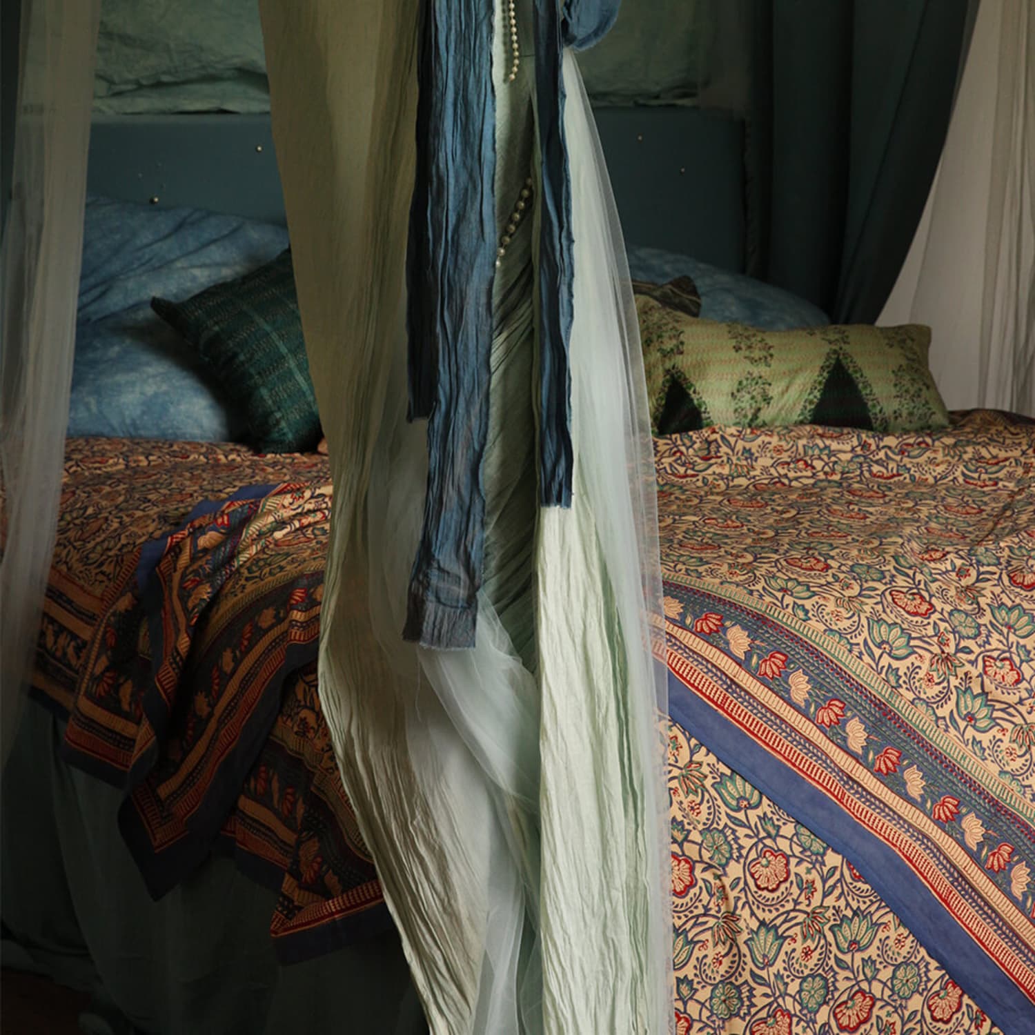 Sengeteppe Bluebell fra Doing Goods oppredd seng 