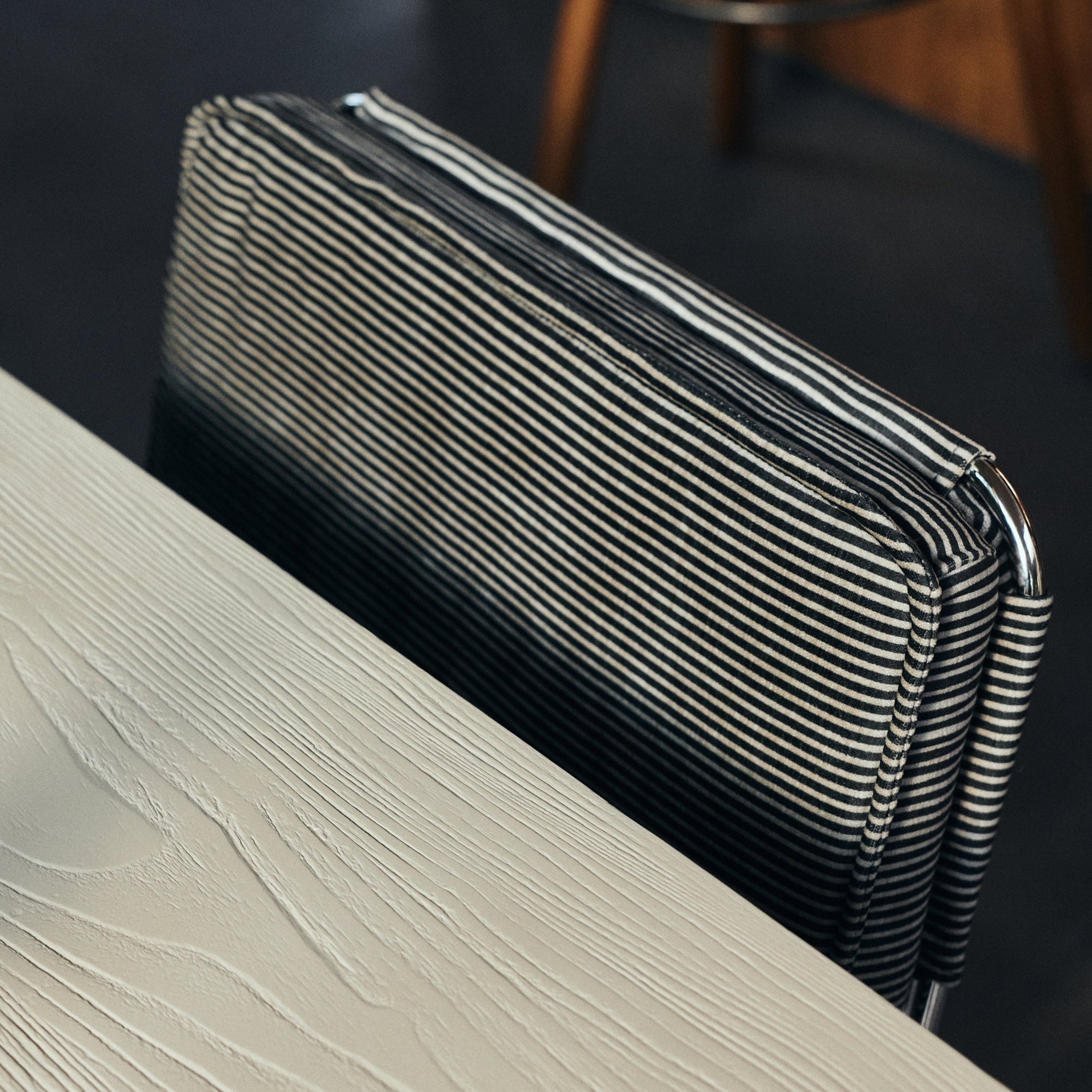Spisestol Endless Stripe Monochrome - stripete spisestol fra HK Living