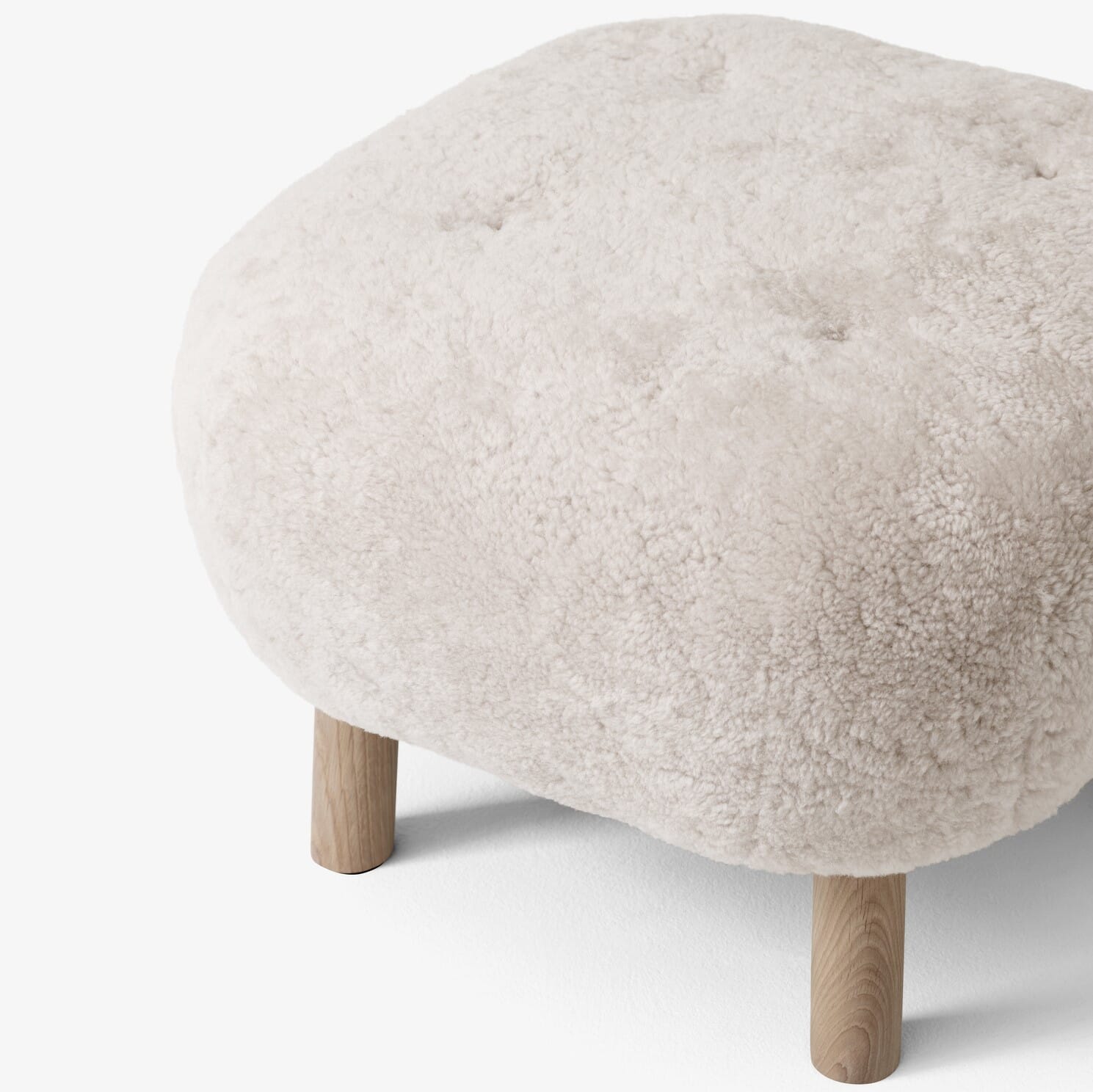 Lille Petra puff i saueskinn Moonlight og eik ben detalj.