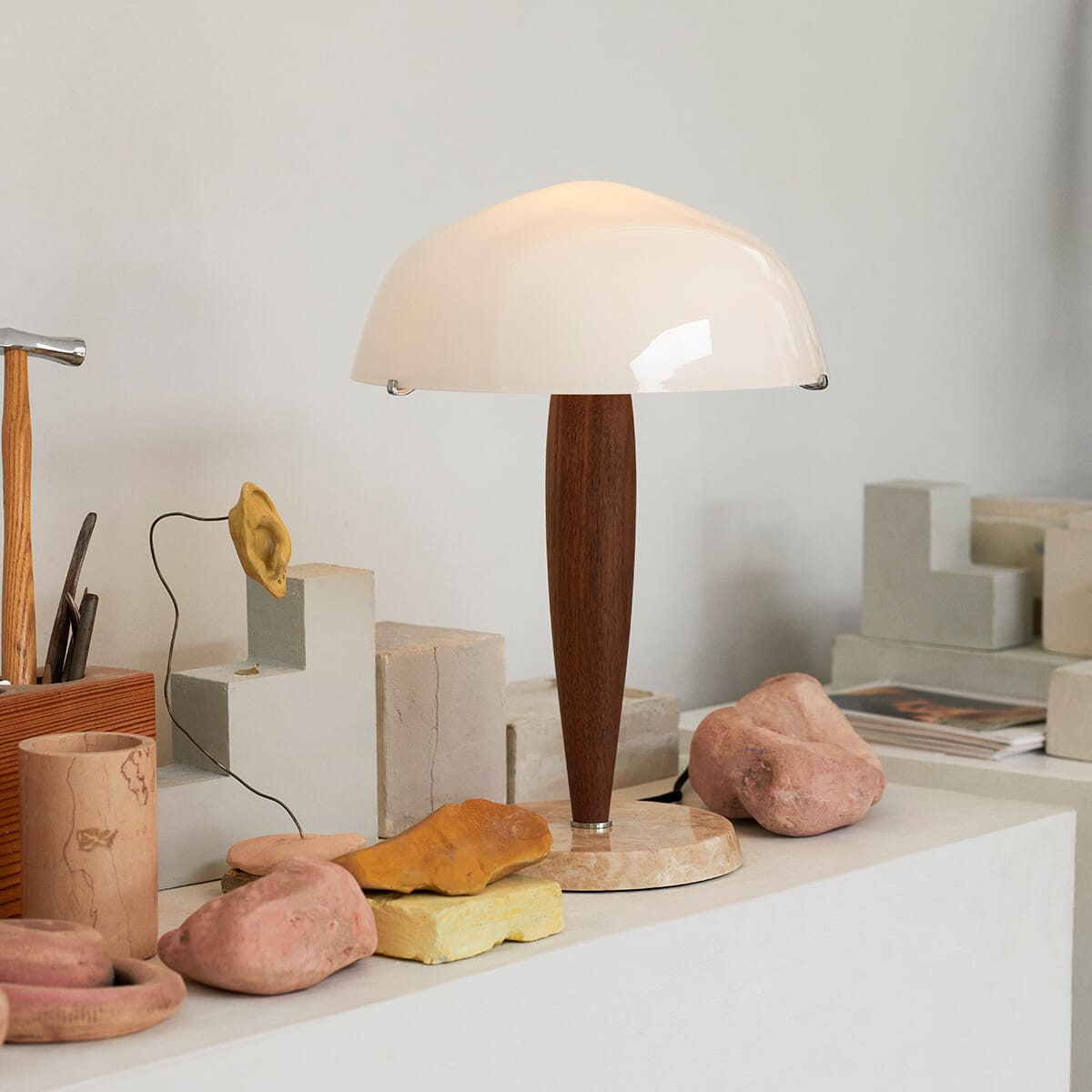 Herman Bordlampe SHY3 Walnut Cream Marble Opal - Hovedbilde