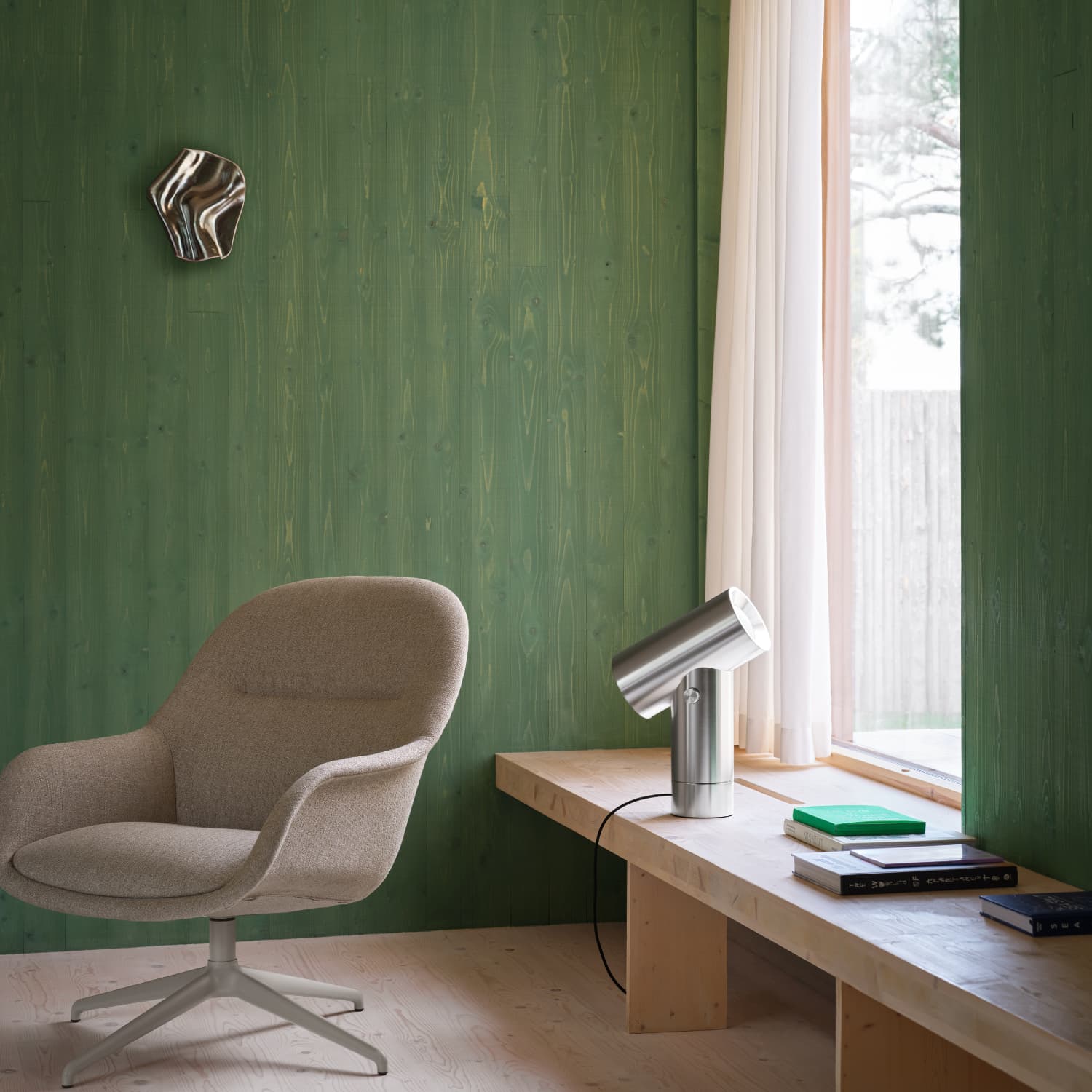 Beam bordlampe 45,5 cm i polert aluminium fra Muuto plassert på benk ved vindu i stue