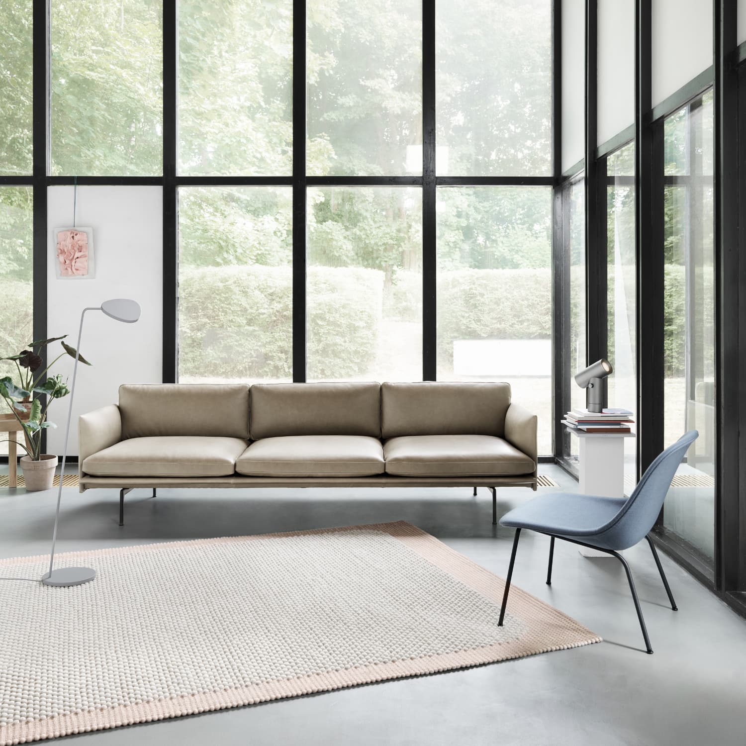 Beam bordlampe fra Muuto plassert ved sofa i lys og moderne stue
