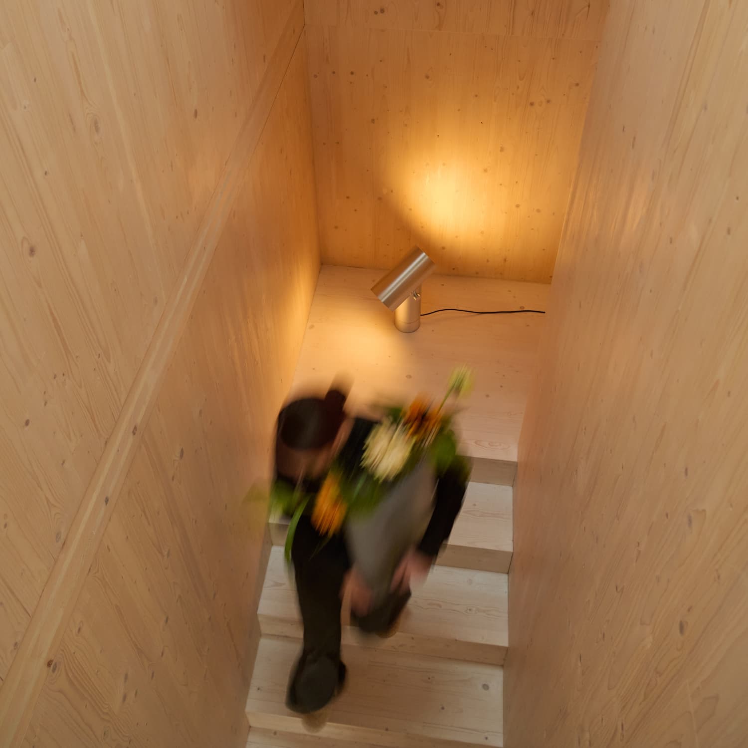 Beam bordlampe som stemningsbelysning i trappeområde