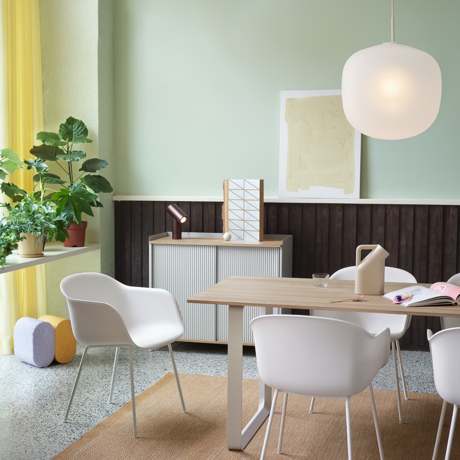 Beam liten bordlampe i sort fra Muuto plassert på skjenk i spisestue med moderne nordisk interiør