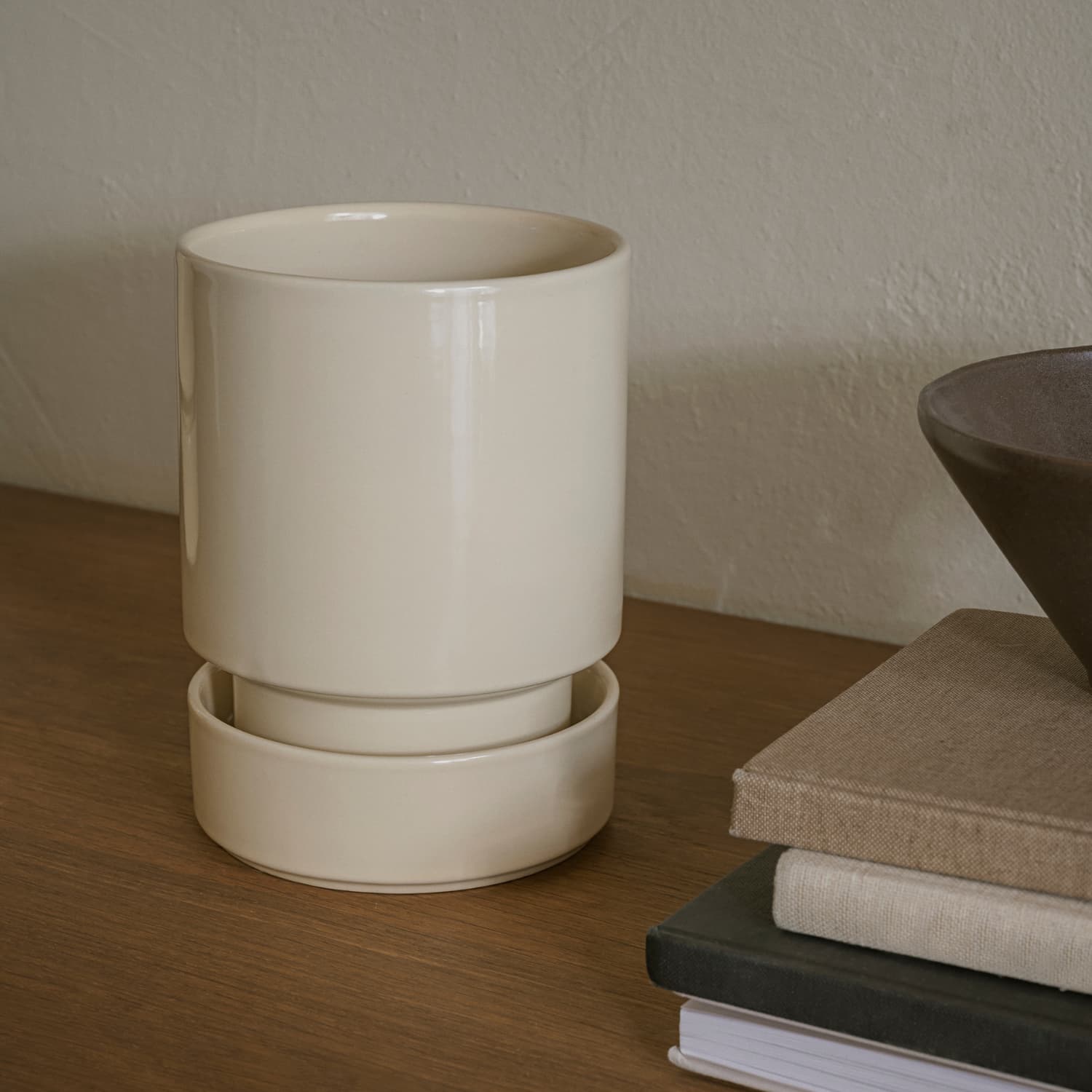 Hoff potte fra Bergs Potter i fargen sandstone på en trebenk.