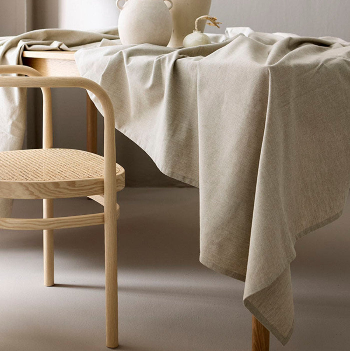 Borduk i sandbeige farge brukt som en rolig base på et langt bord