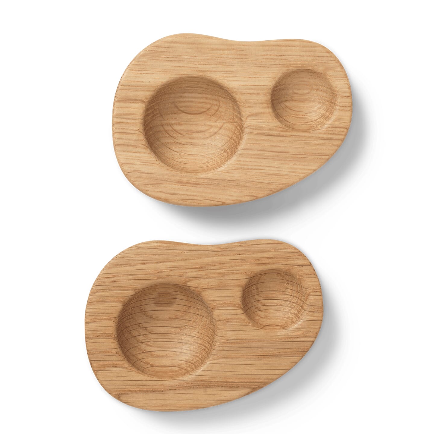 2 stk skulpturelle eggeglass i oljet eik med saltfordypning