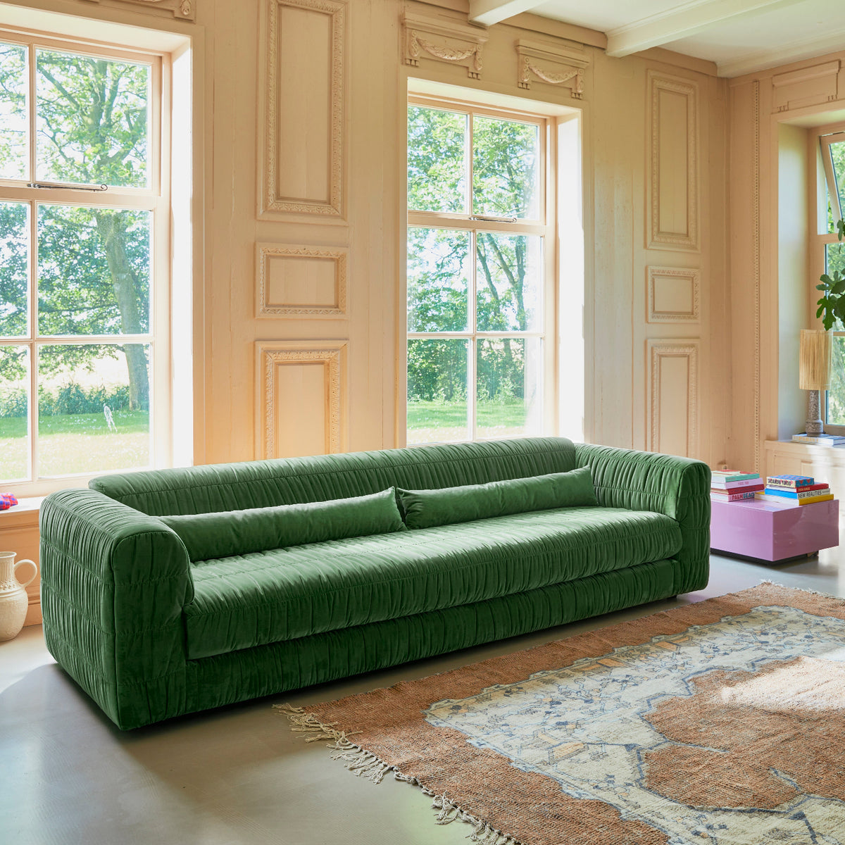 Club sofa i Royal Velvet Green har mykt fløyelstrekk, elegante kurver og en generøs sitteflate. En romslig sofa i dyp grønn.