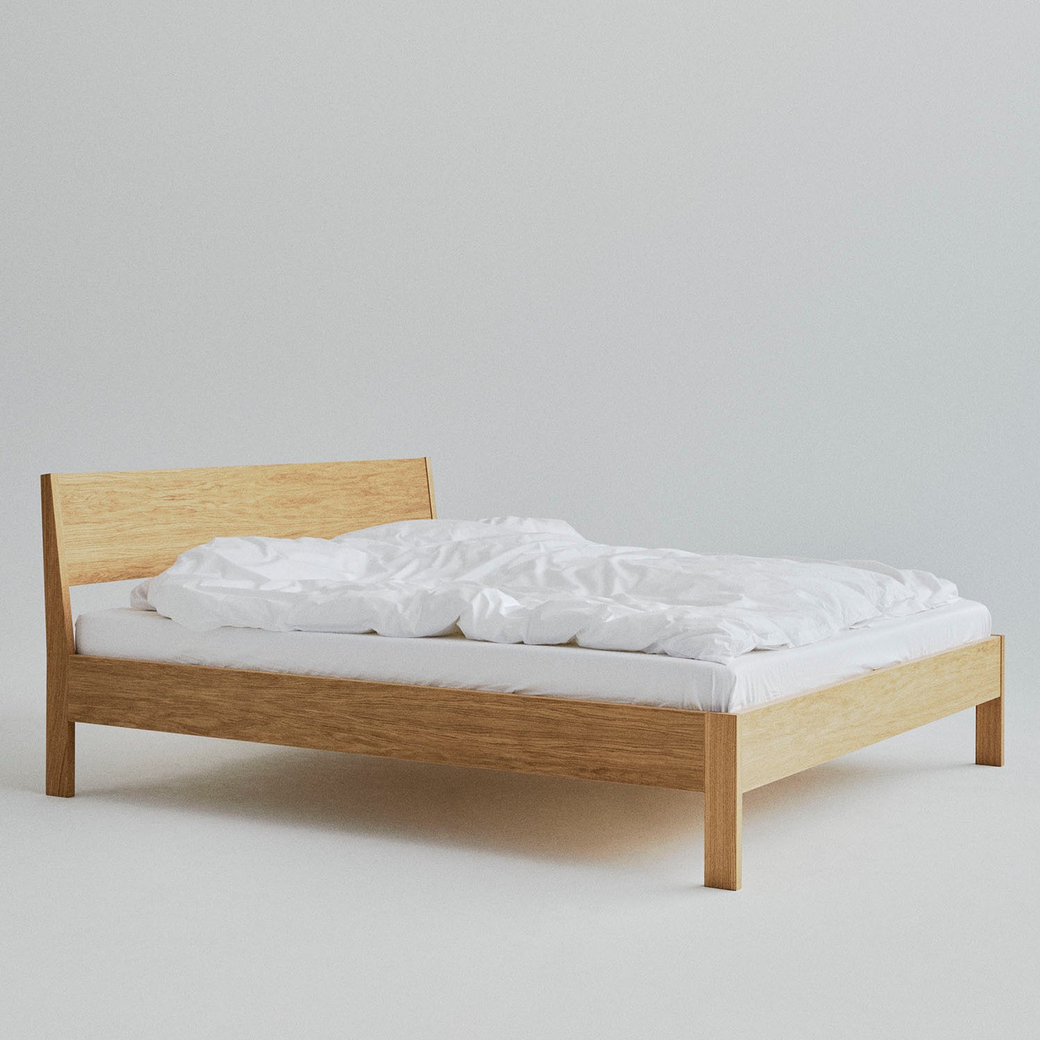 Ejer Bed Frame seng i eik med lav ramme og sengegavl