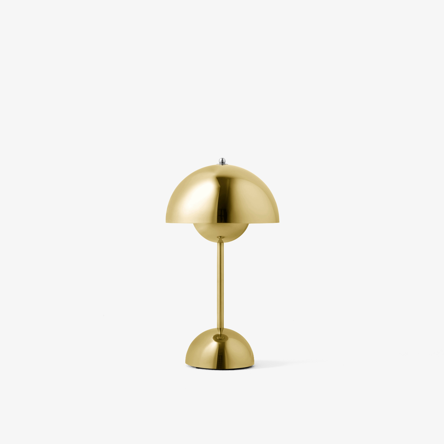 Flowerpot VP9 oppladbar lampe i Brass med ikonisk kuppelformet skjerm