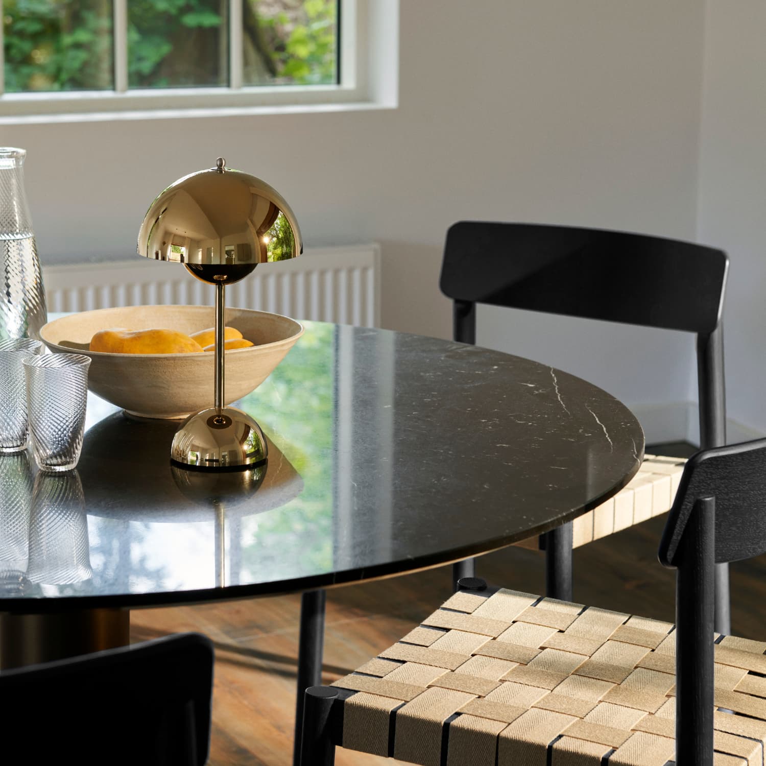 Flowerpot VP9 bordlampe i Brass brukt som stemningsbelysning på spisebord i marmor