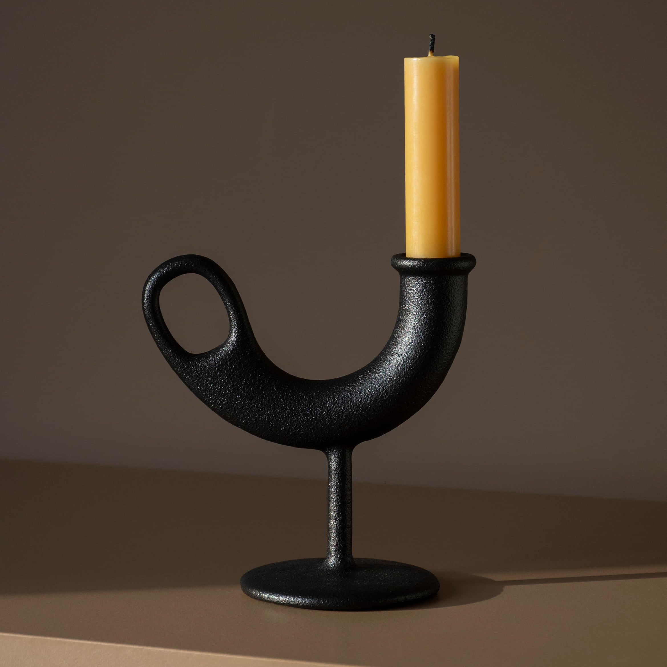 Ildhanen lysestake i støpejern med stearinlys