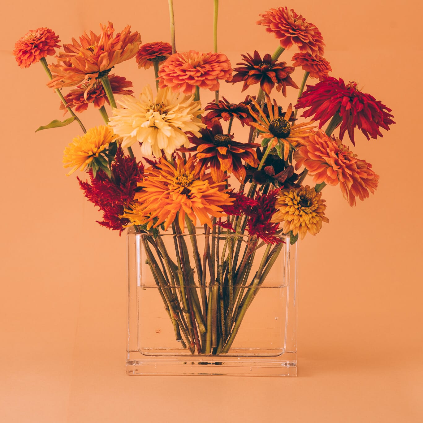 Monoblokk blomstervase i klart pressglass med fargerike blomster