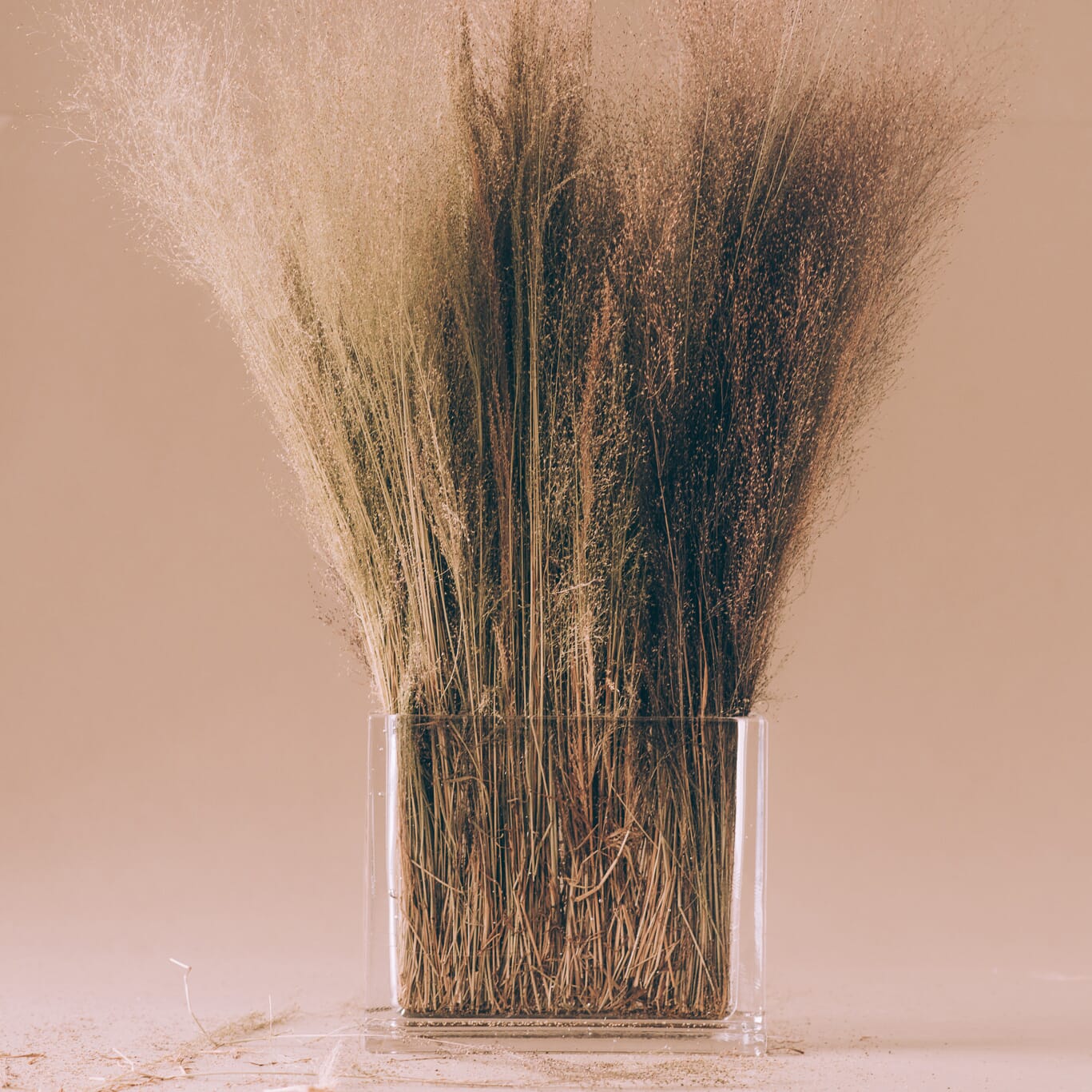 Designvase Monoblokk av Anderssen & Voll med stråoppsats