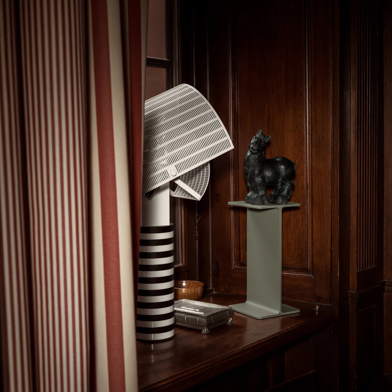 Museum Pedestal av TAF Studio er en dekorativ sokkel i teksturert aluminium. Perfekt til planter, kunst og interiørobjekter. Høyde 30 cm.