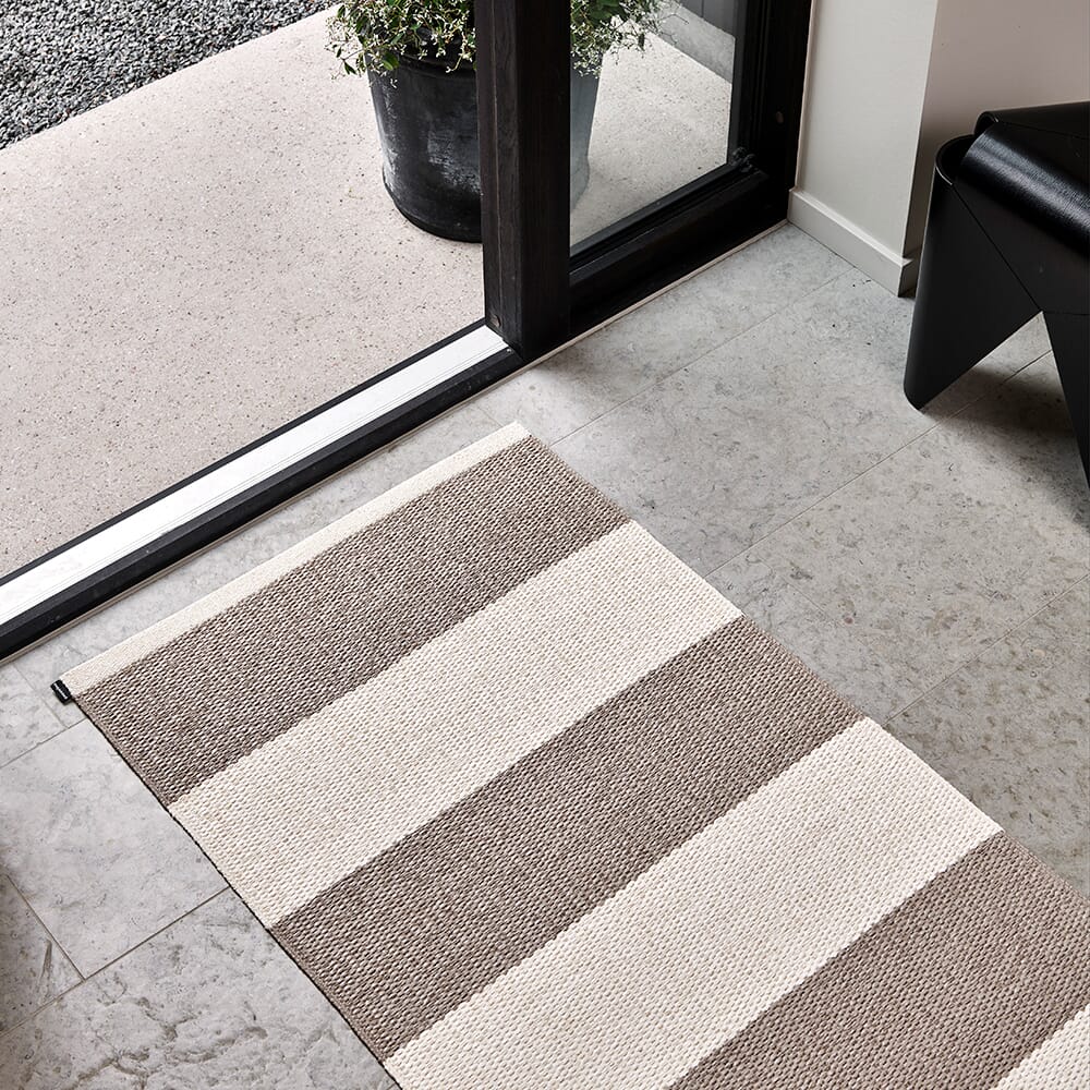 Pappelina BOB Mud Vanilla plastmatte – stripet matte til kjøkken